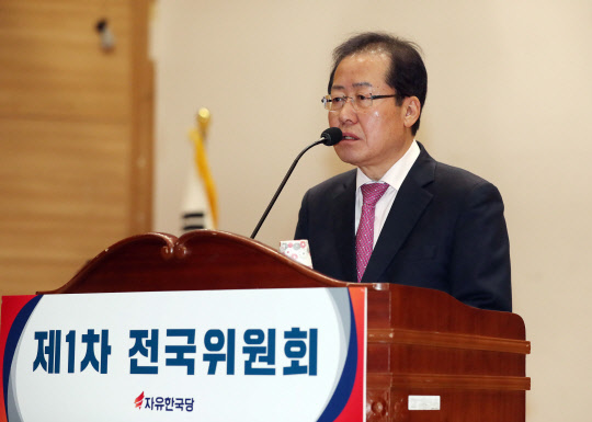 발언하는 홍준표 대표  자유한국당 홍준표 대표가 2일 오전 국회 의원회관에서 열린 전국위원회 회의에서 발언하고 있다. 2018.2.2